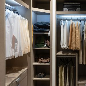 Osvětlení ve vestavěné skříni: LED pásky, bodovky a senzory