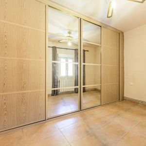 Jak kombinovat zrcadlové a plné dveře u vestavěné skříně pro dokonalý design a funkčnost