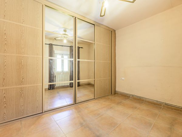 Jak kombinovat zrcadlové a plné dveře u vestavěné skříně pro dokonalý design a funkčnost