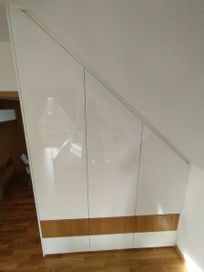 vestavěná skříň do zkosených prostor