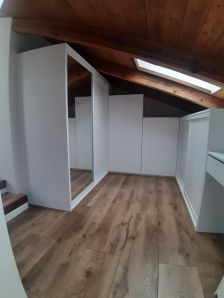 vestavěná skříň do zkosených prostor
