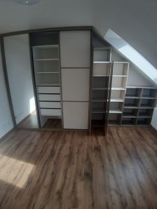 vestavěná skříň do zkosených prostor