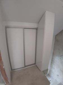 vestavěná skříň do zkosených prostor