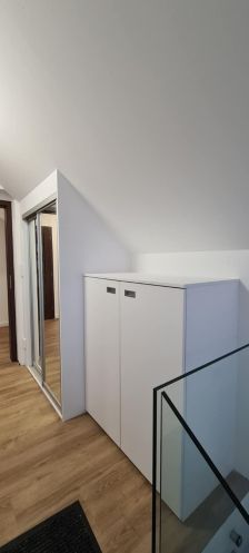 vestavěná skříň do zkosených prostor