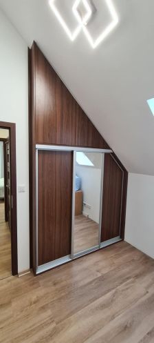 vestavěná skříň do zkosených prostor