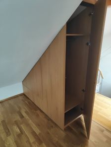 vestavěná skříň do zkosených prostor