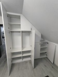 vestavěná skříň do zkosených prostor