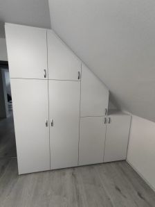 vestavěná skříň do zkosených prostor