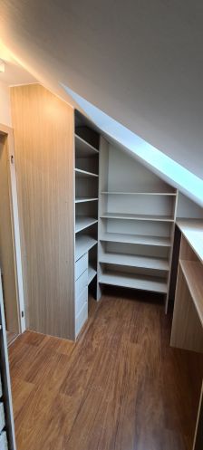 vestavěná skříň do zkosených prostor