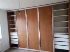 vestavěná šatní skříň