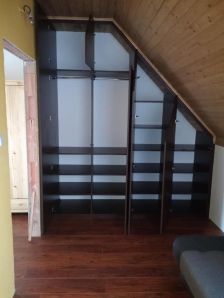 vestavěná skříň do zkosených prostor