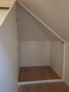 vestavěná skříň do zkosených prostor
