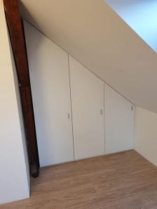 vestavěná skříň do zkosených prostor
