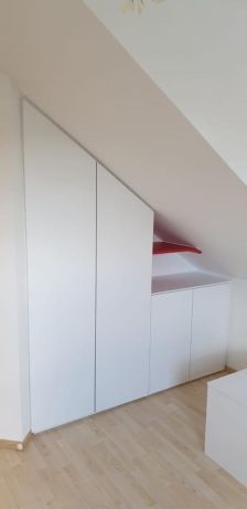 vestavěná skříň do zkosených prostor
