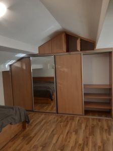 vestavěná skříň do zkosených prostor