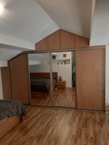 vestavěná skříň do zkosených prostor