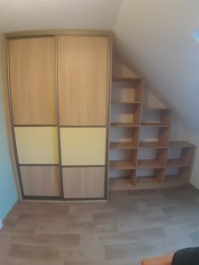 vestavěná skříň do zkosených prostor
