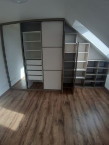 vestavěná skříň do zkosených prostor