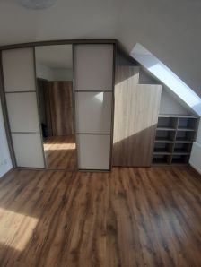 vestavěná skříň do zkosených prostor
