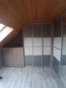 vestavěná skříň do zkosených prostor