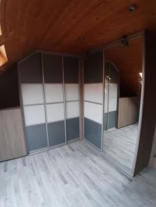 vestavěná skříň do zkosených prostor