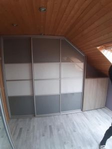 vestavěná skříň do zkosených prostor