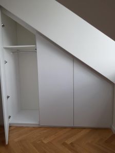 vestavěná skříň do zkosených prostor
